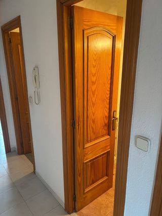 Puerta de pino maciza barnizada