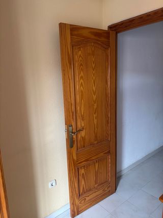 Puerta de pino maciza barnizada