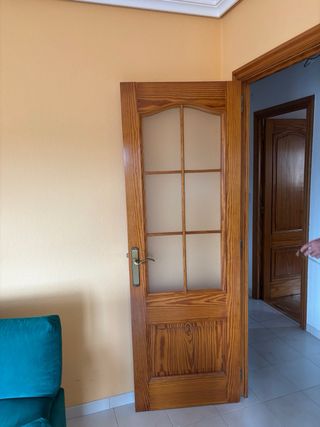 Puerta de pino maciza barnizada