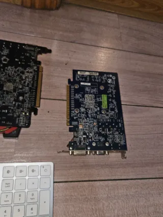 Tarjetas Gráficas, Placa Base y Teclados