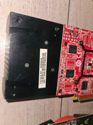 Tarjetas Gráficas, Placa Base y Teclados