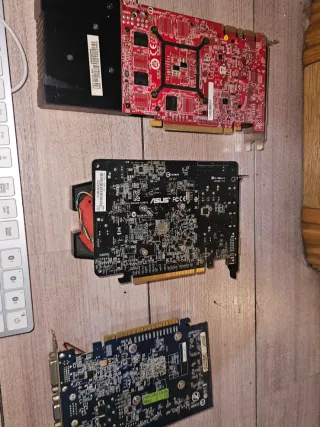 Tarjetas Gráficas, Placa Base y Teclados