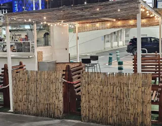 Mesas y bancos, pergola, palets...