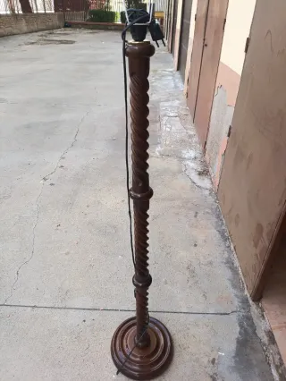 Pie de lámpara de madera torneada