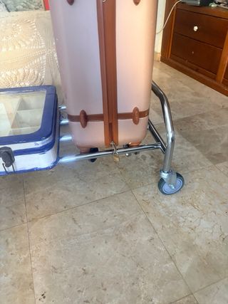 Perchero con ruedas zona de abajo organizadora