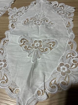 Tre centrini in lino con pizzo