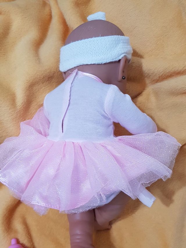 Muñeca bebé con biberón y chupete