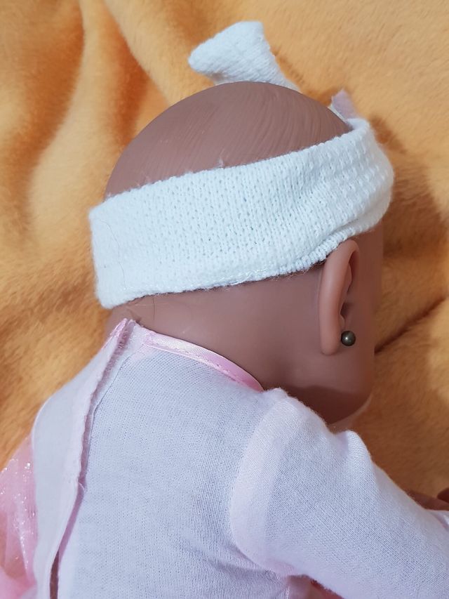 Muñeca bebé con biberón y chupete