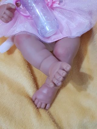 Muñeca bebé con biberón y chupete