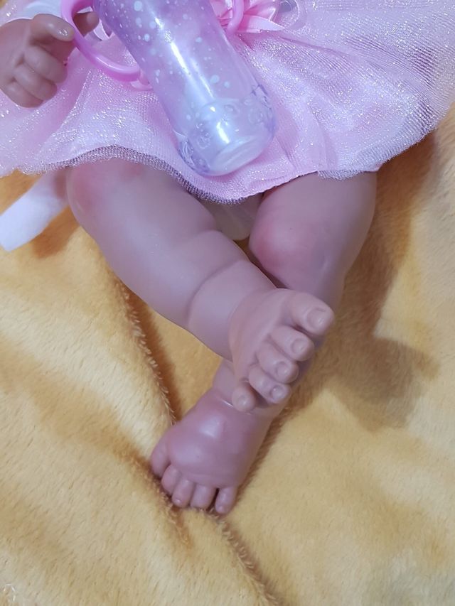 Muñeca bebé con biberón y chupete
