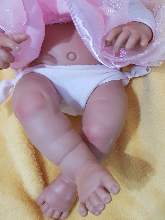 Muñeca bebé con biberón y chupete