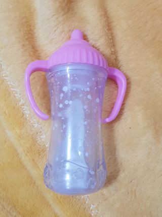 Muñeca bebé con biberón y chupete