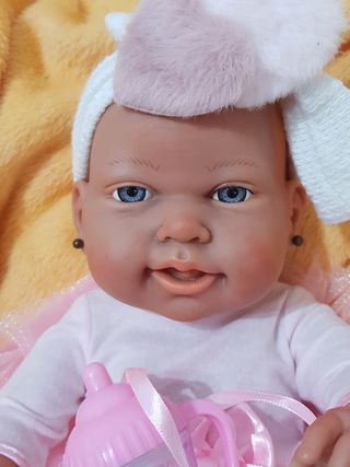 Muñeca bebé con biberón y chupete