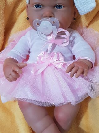 Muñeca bebé con biberón y chupete