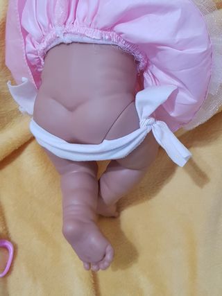 Muñeca bebé con biberón y chupete