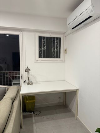 Mesa de escritorio blanca