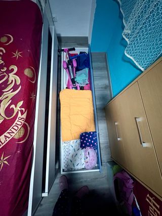 Dormitorio infantil con cajones y estante