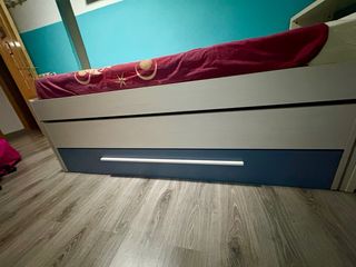 Dormitorio infantil con cajones y estante