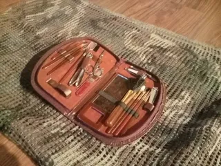 Set Manicura y Maquillaje Vintage Marrón/Dorado