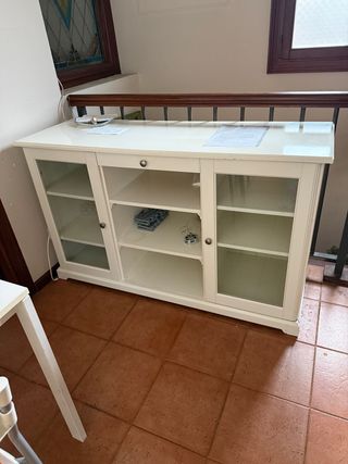 Mueble de entrada blanco con puertas de cristal