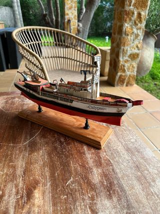 Curiosa maqueta de barco Calypso