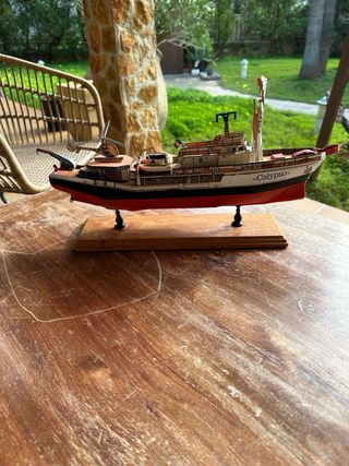 Curiosa maqueta de barco Calypso