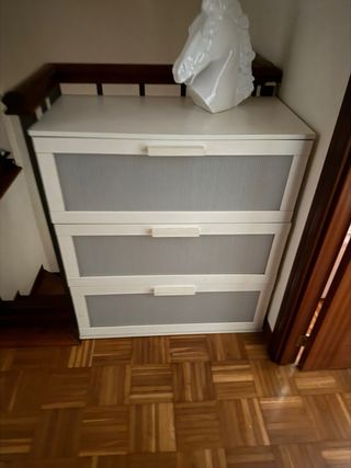 Mueble auxiliar de madera y cristal