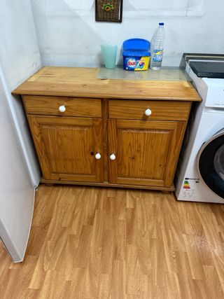 Mueble auxiliar de madera y cristal