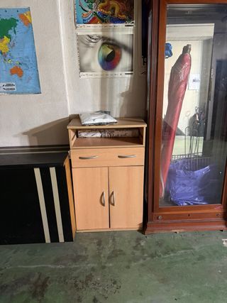 Mueble auxiliar de madera y cristal