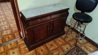 Mueble de madera con cajones y puerta