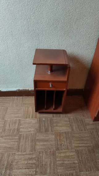 Mueble de madera con cajones y puerta