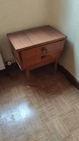 Mueble de madera con cajones y puerta