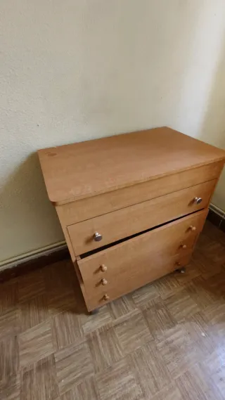 Mueble de madera con cajones y puerta