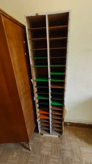 Mueble de madera con cajones y puerta