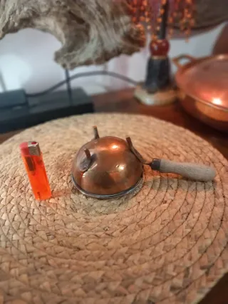 Antico contenitore in rame con manico