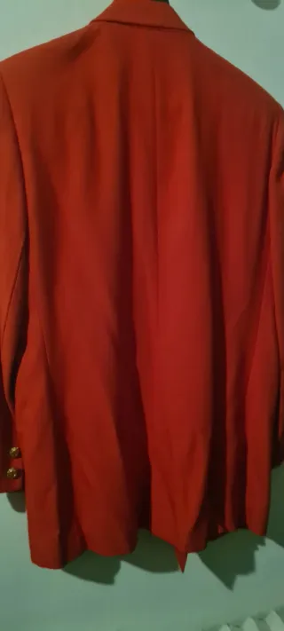 Americana roja con escudo