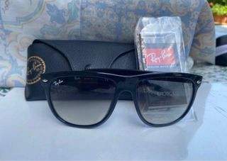 Occhiali da sole Ray-Ban neri e grigi