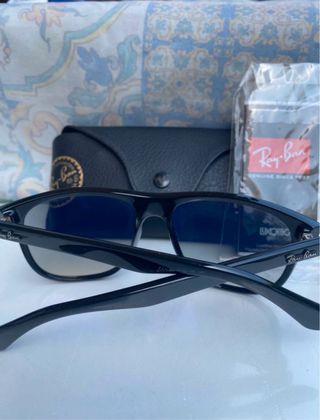 Occhiali da sole Ray-Ban neri e grigi