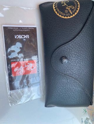 Occhiali da sole Ray-Ban neri e grigi