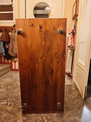 Mueble bajo madera blanco y marrón con ruedas