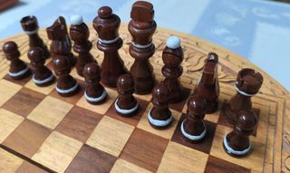 Conjunto de ajedrez de madera tallada