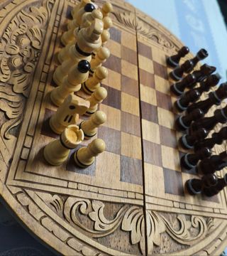 Conjunto de ajedrez de madera tallada