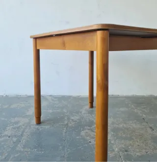 Mesa extensible de haya y formica. Francia, 70s.