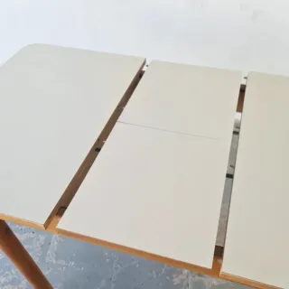 Mesa extensible de haya y formica. Francia, 70s.