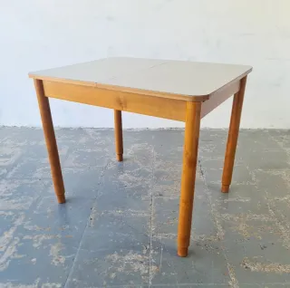 Mesa extensible de haya y formica. Francia, 70s.