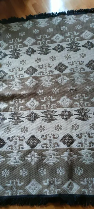 Alfombra grande beige y marrón