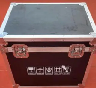 Baúl de transporte negro y plateado