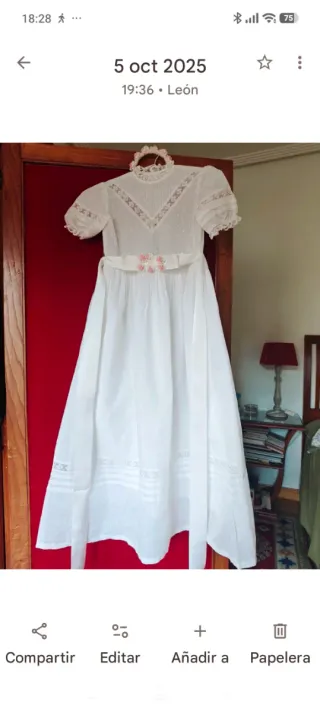 Vestido de Primera Comunión blanco y accesorios.