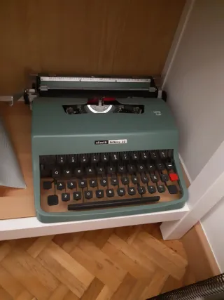 Máquina de escribir Olivetti Lettera 32 verde
