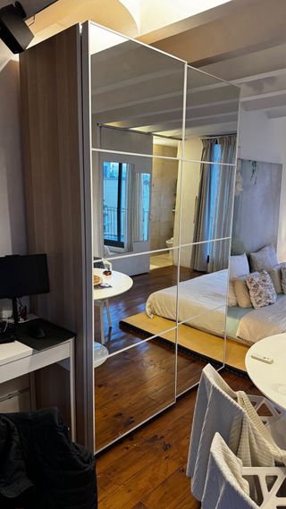 Armario Guarda Ropa, puertas de espejo